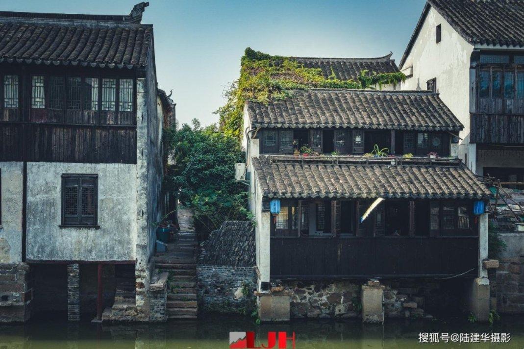 防冻液桶的盖子怎样打开